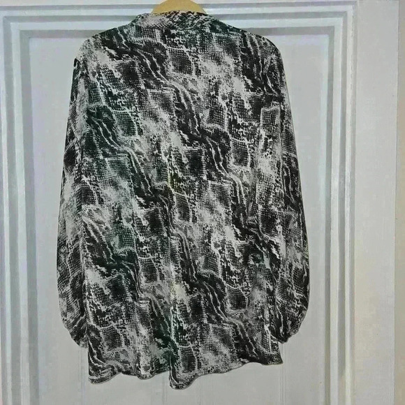 Kasper Womens Plus Phython Print Long Sleeve Blouse Black White Size 2X - Picture 2 of 6